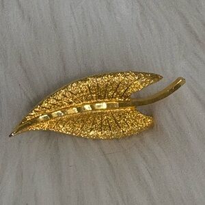 Source Unknown Vintage Gold Tone Leaf Brooch